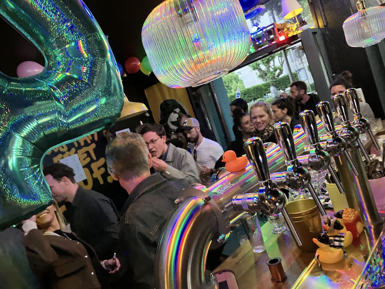 Soirée privatisée au comptoir : ballons, monde debout, canards en plastique sur la tireuse