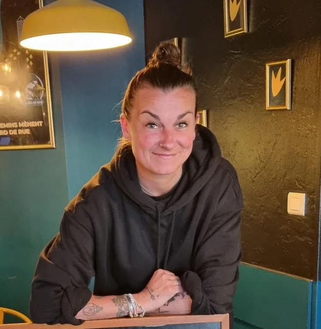 Christelle, la gérante du Canard De Rue, derrière l'ardoise du jour