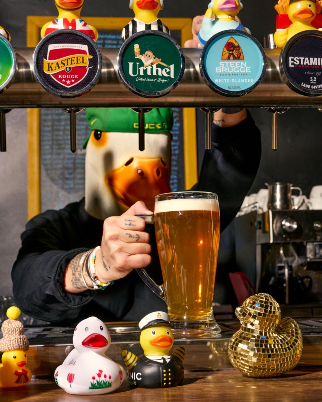 Pinte tirée à la tireuse, canards en plastique alignés sur le comptoir